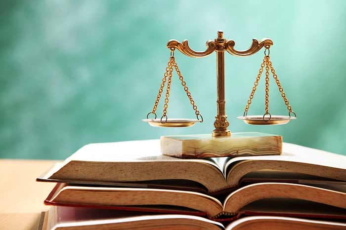 موانع حاکمیت قانون در جمهوری اسلامی ایران: نقد اسلامیبودن قوانین، تفکیک قوا و جایگاه رهبری
